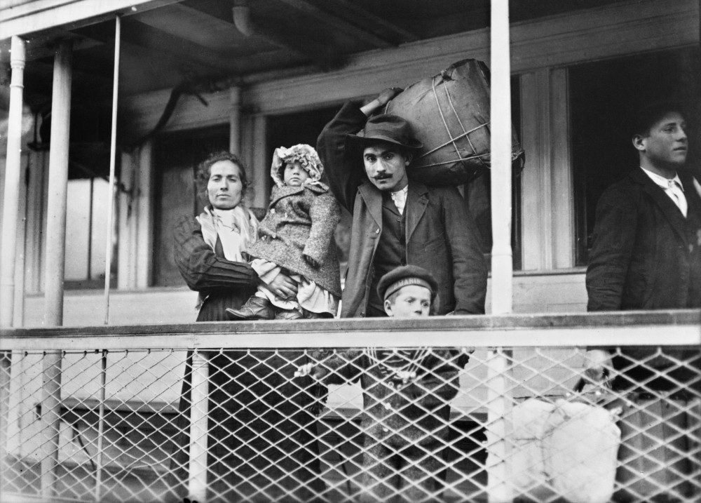 Familia italiana llegando a Ellis Island, 1905