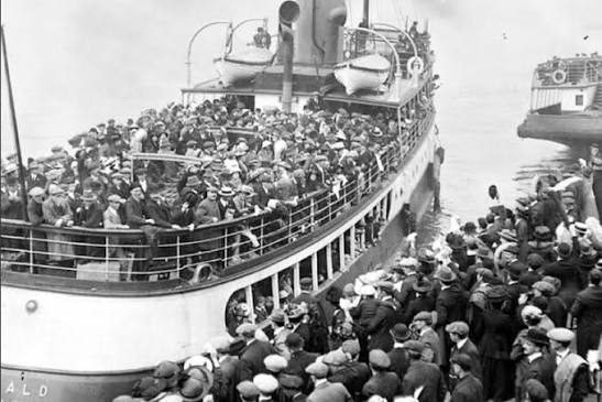 Un ferry repleto de inmigrantes