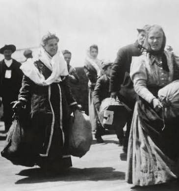 Mujeres con sus atados al llegar